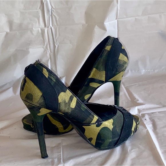 Women’s Camo heels great condition - Picture 2 of 2